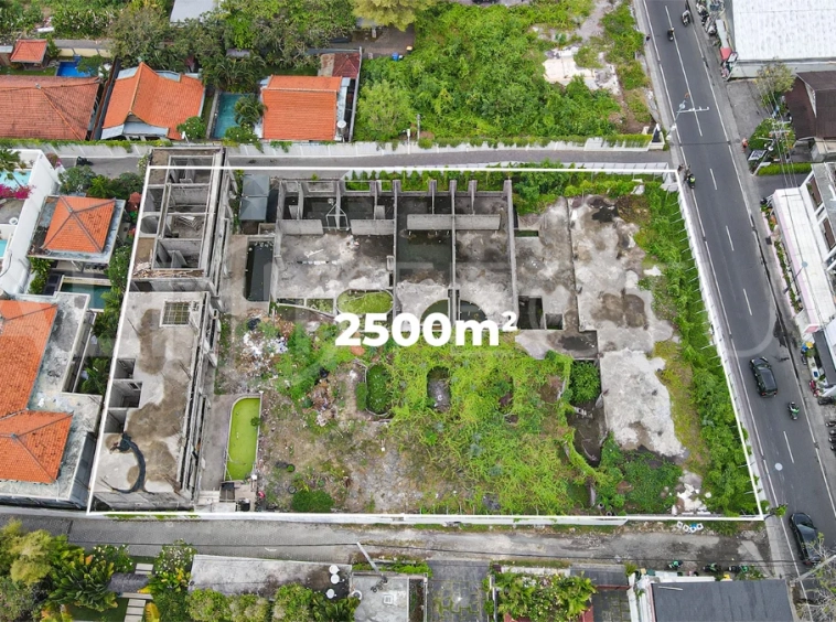 2,500 m² commercial leasehold land for sale on the main street near Nelayan Beach, Canggu, with easy access to Berawa, Batu Bolong, restaurants, cafés, gyms, and beach clubs.