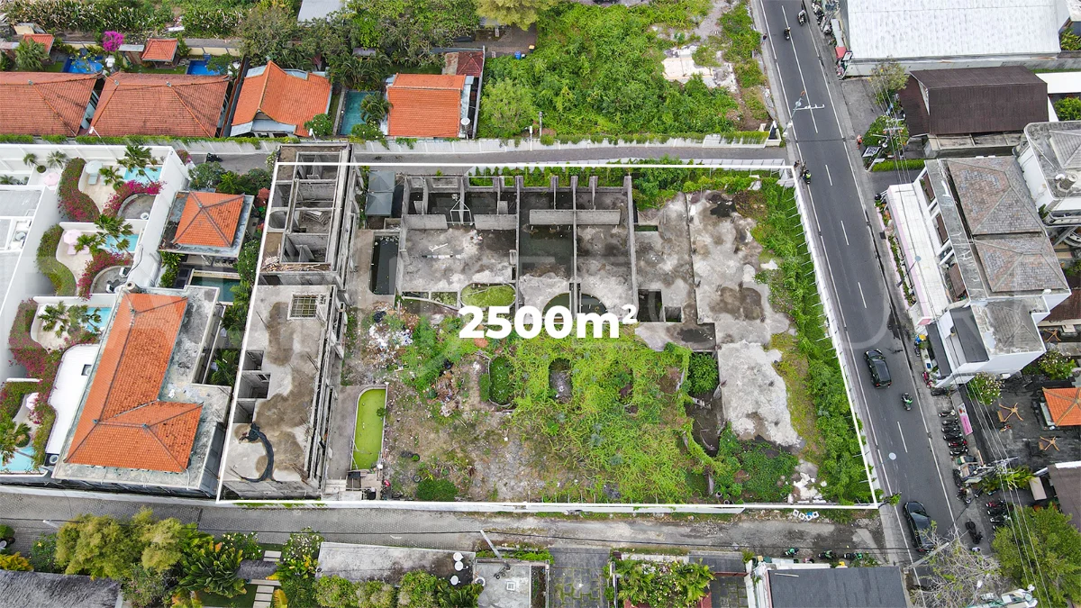 2,500 m² commercial leasehold land for sale on the main street near Nelayan Beach, Canggu, with easy access to Berawa, Batu Bolong, restaurants, cafés, gyms, and beach clubs.