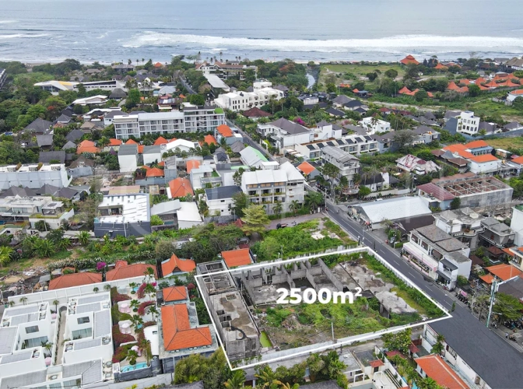 2,500 m² commercial leasehold land for sale on the main street near Nelayan Beach, Canggu, with easy access to Berawa, Batu Bolong, restaurants, cafés, gyms, and beach clubs.