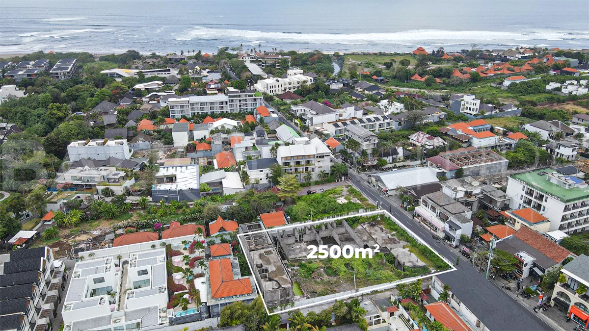 2,500 m² commercial leasehold land for sale on the main street near Nelayan Beach, Canggu, with easy access to Berawa, Batu Bolong, restaurants, cafés, gyms, and beach clubs.