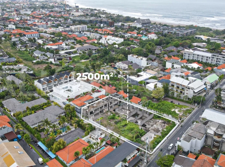 2,500 m² commercial leasehold land for sale on the main street near Nelayan Beach, Canggu, with easy access to Berawa, Batu Bolong, restaurants, cafés, gyms, and beach clubs.