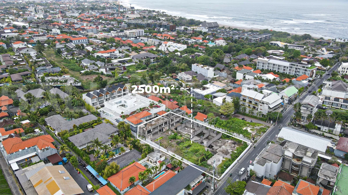 2,500 m² commercial leasehold land for sale on the main street near Nelayan Beach, Canggu, with easy access to Berawa, Batu Bolong, restaurants, cafés, gyms, and beach clubs.