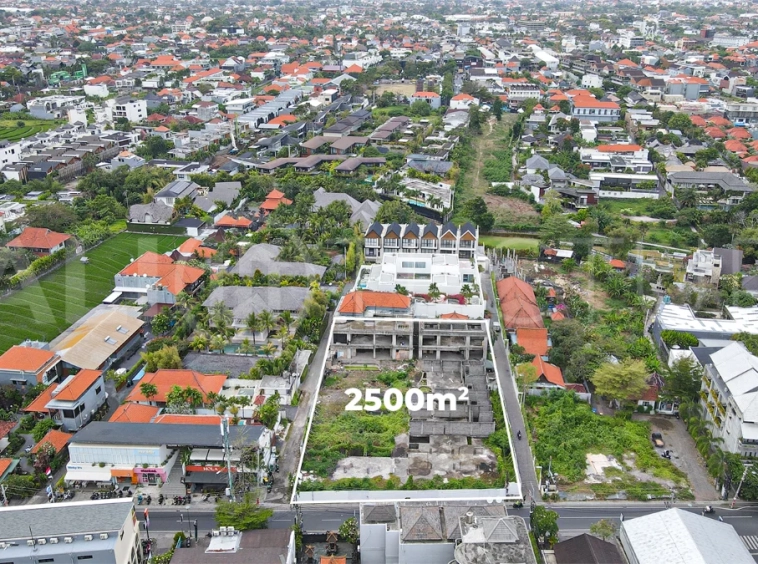 2,500 m² commercial leasehold land for sale on the main street near Nelayan Beach, Canggu, with easy access to Berawa, Batu Bolong, restaurants, cafés, gyms, and beach clubs.