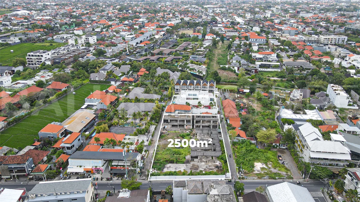 2,500 m² commercial leasehold land for sale on the main street near Nelayan Beach, Canggu, with easy access to Berawa, Batu Bolong, restaurants, cafés, gyms, and beach clubs.