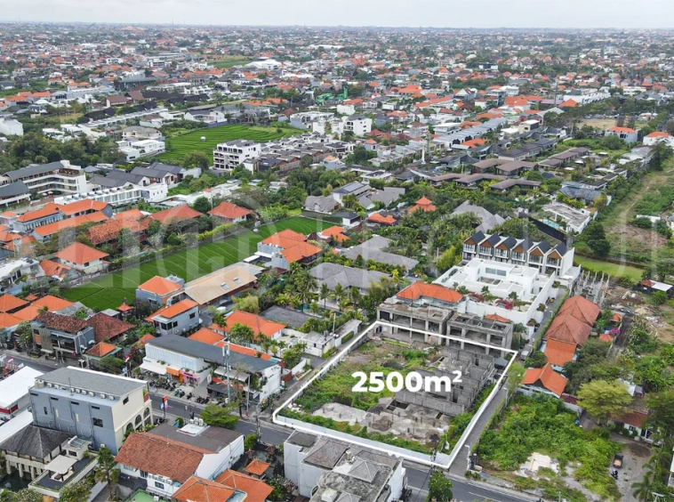 2,500 m² commercial leasehold land for sale on the main street near Nelayan Beach, Canggu, with easy access to Berawa, Batu Bolong, restaurants, cafés, gyms, and beach clubs.