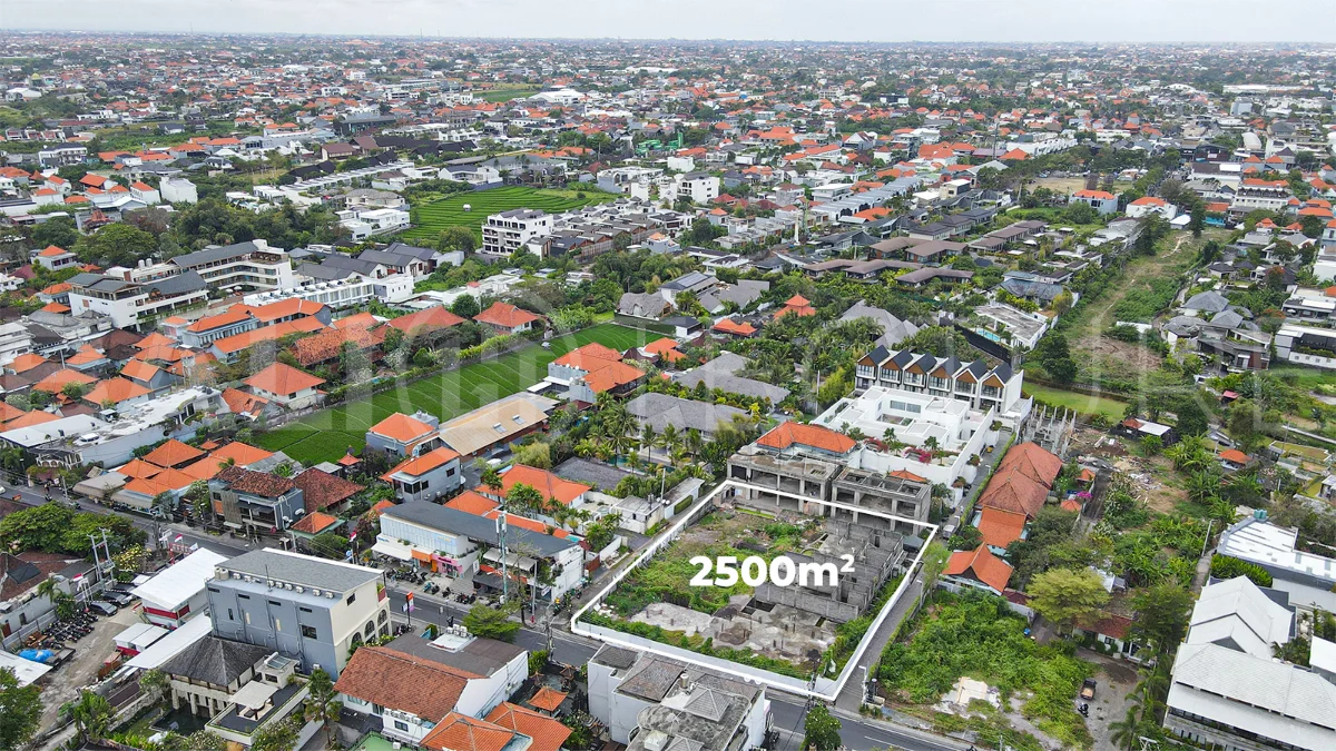 2,500 m² commercial leasehold land for sale on the main street near Nelayan Beach, Canggu, with easy access to Berawa, Batu Bolong, restaurants, cafés, gyms, and beach clubs.