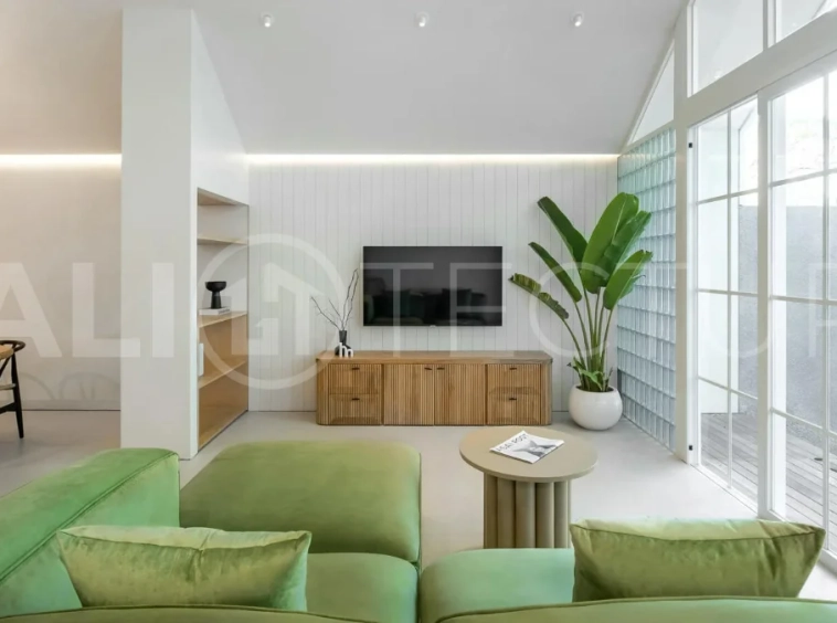105 m² villa for sale near Jimbaran Beach featuring a tropical garden, outdoor bathtub, open-plan living and kitchen area, and direct access to an infinity pool.