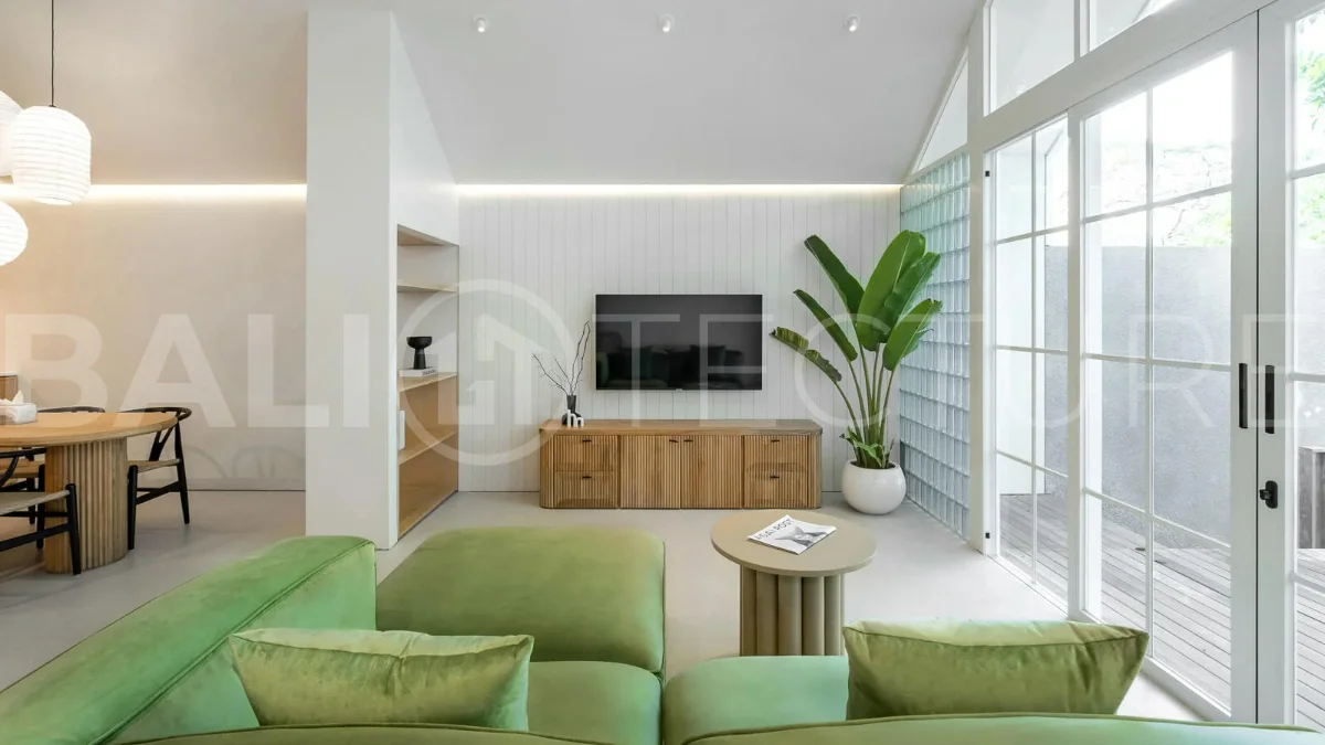 105 m² villa for sale near Jimbaran Beach featuring a tropical garden, outdoor bathtub, open-plan living and kitchen area, and direct access to an infinity pool.