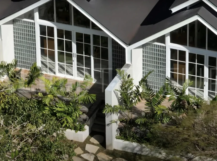 105 m² villa for sale near Jimbaran Beach featuring a tropical garden, outdoor bathtub, open-plan living and kitchen area, and direct access to an infinity pool.