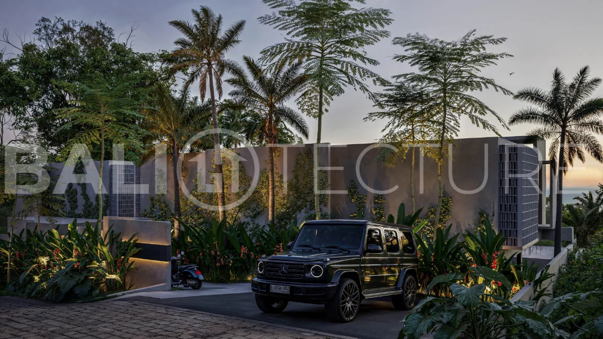 Luxury ocean view villa near Savaya Uluwatu, surrounded by jungle, featuring modern architecture, a private pool, spacious outdoor areas, and panoramic views of the ocean and tropical landscape.