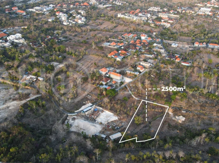 2,500 m² touristic zoning land for lease in Melasti, South Bali, with lush jungle surroundings, sloping terrain, 4-meter access road, and development potential near Melasti Beach.
