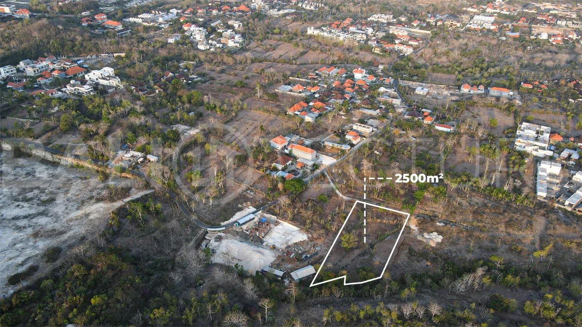 2,500 m² touristic zoning land for lease in Melasti, South Bali, with lush jungle surroundings, sloping terrain, 4-meter access road, and development potential near Melasti Beach.