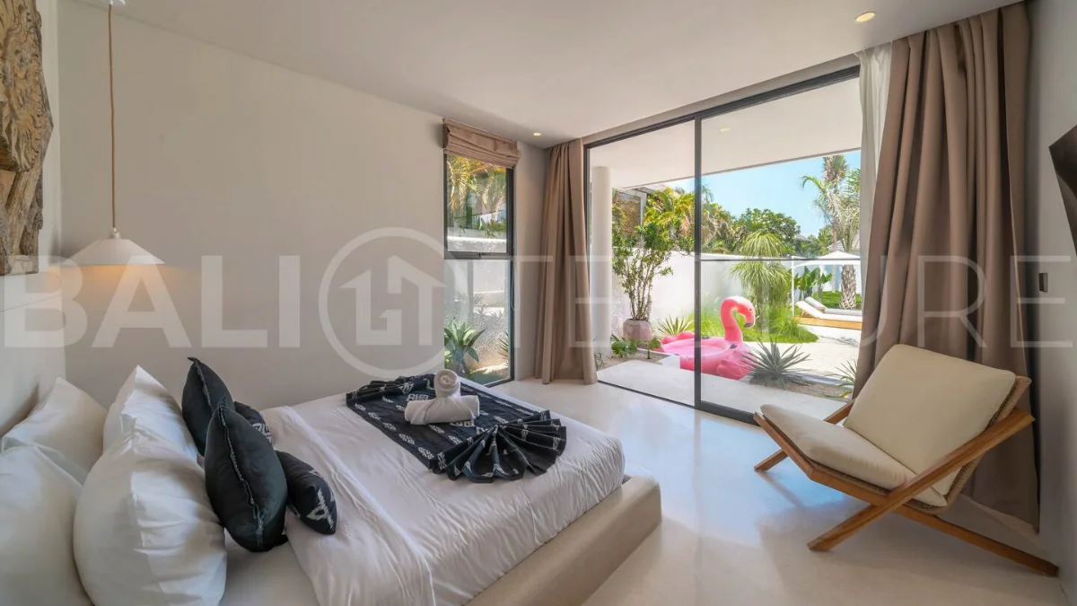 Luxury villa for sale in Canggu, featuring 590.8 m² of land, approximately 200 m² of building space, a lagoon shaped private swimming pool, tropical garden, modern interiors, private sauna, and a leasehold valid until May 2047 with an extension option.