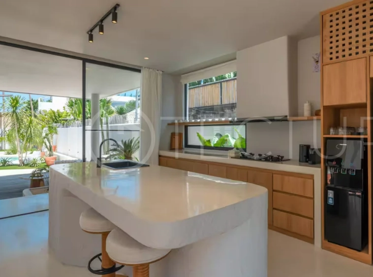Luxury villa for sale in Canggu, featuring 590.8 m² of land, approximately 200 m² of building space, a lagoon shaped private swimming pool, tropical garden, modern interiors, private sauna, and a leasehold valid until May 2047 with an extension option.