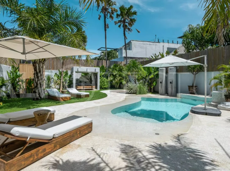 Luxury villa for sale in Canggu, featuring 590.8 m² of land, approximately 200 m² of building space, a lagoon shaped private swimming pool, tropical garden, modern interiors, private sauna, and a leasehold valid until May 2047 with an extension option.