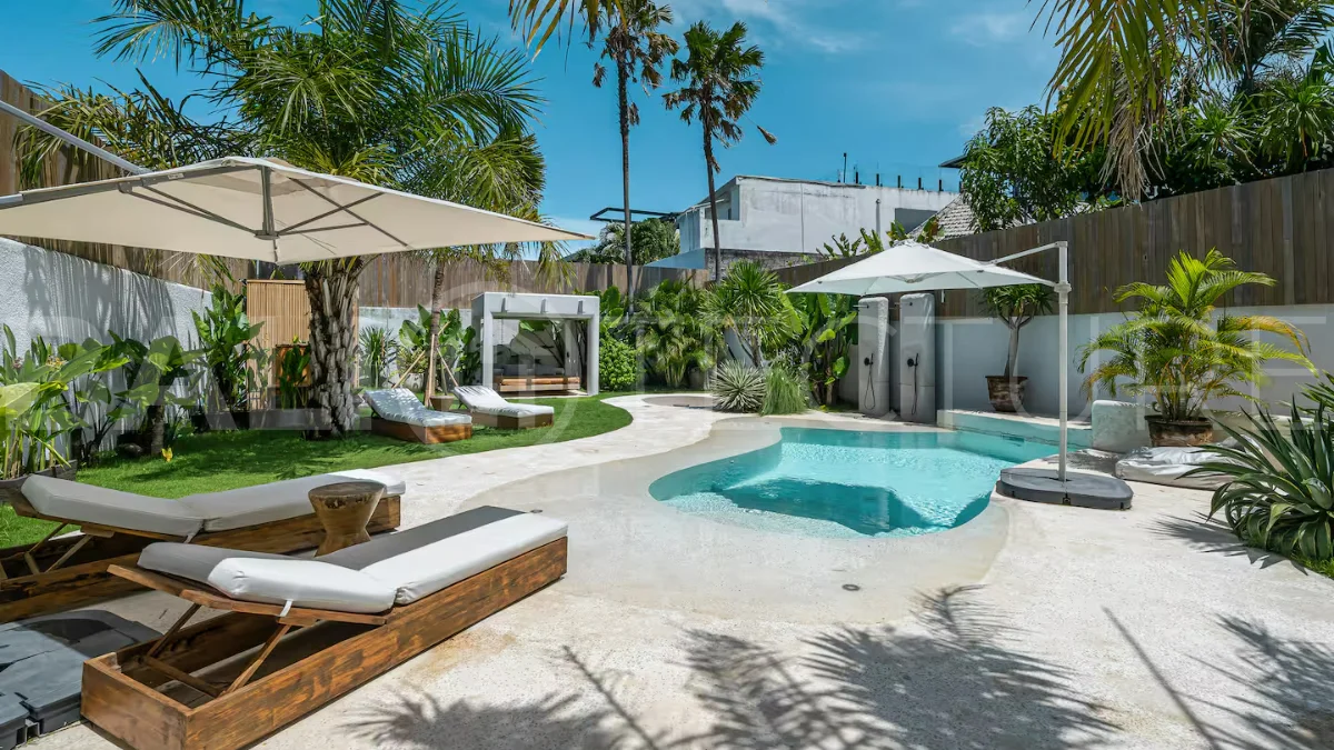 Luxury villa for sale in Canggu, featuring 590.8 m² of land, approximately 200 m² of building space, a lagoon shaped private swimming pool, tropical garden, modern interiors, private sauna, and a leasehold valid until May 2047 with an extension option.