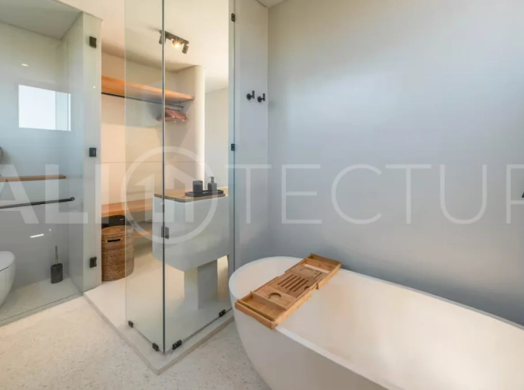 Luxury villa for sale in Canggu, featuring 590.8 m² of land, approximately 200 m² of building space, a lagoon shaped private swimming pool, tropical garden, modern interiors, private sauna, and a leasehold valid until May 2047 with an extension option.