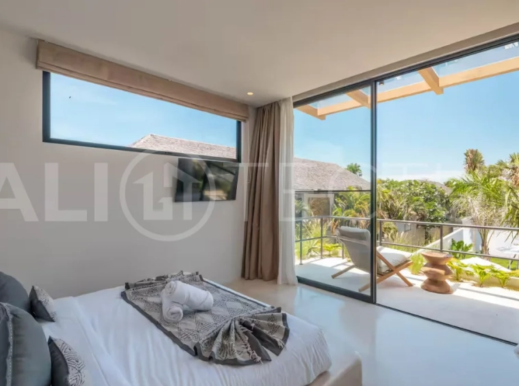 Luxury villa for sale in Canggu, featuring 590.8 m² of land, approximately 200 m² of building space, a lagoon shaped private swimming pool, tropical garden, modern interiors, private sauna, and a leasehold valid until May 2047 with an extension option.