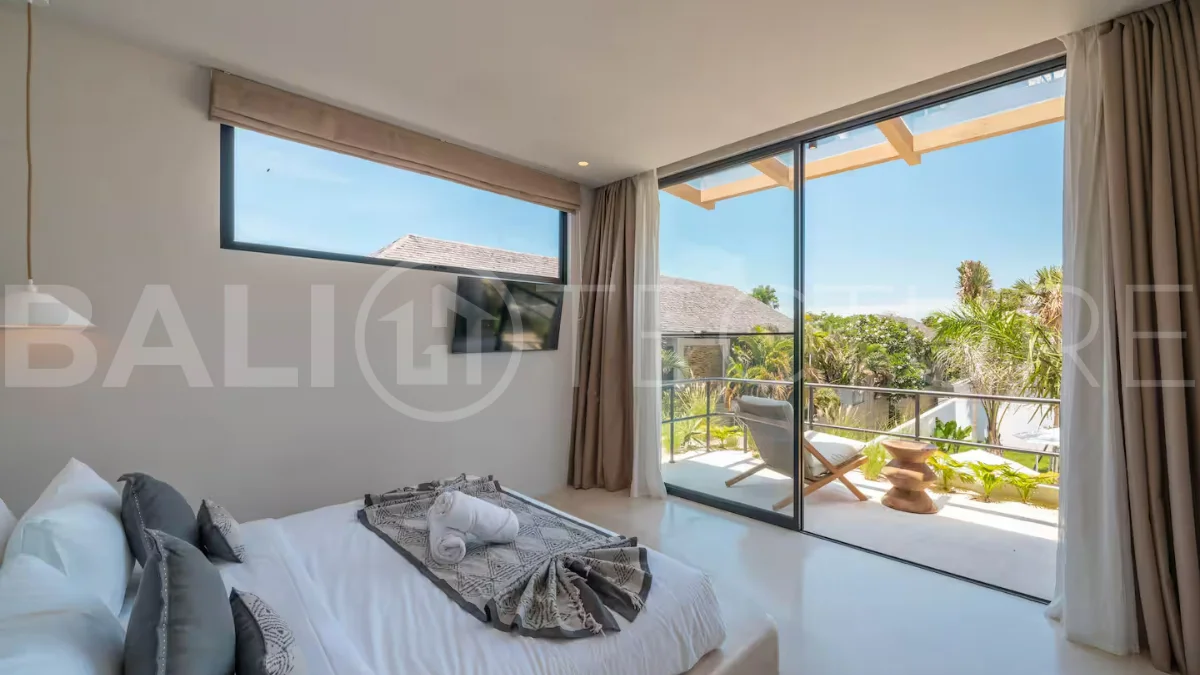 Luxury villa for sale in Canggu, featuring 590.8 m² of land, approximately 200 m² of building space, a lagoon shaped private swimming pool, tropical garden, modern interiors, private sauna, and a leasehold valid until May 2047 with an extension option.