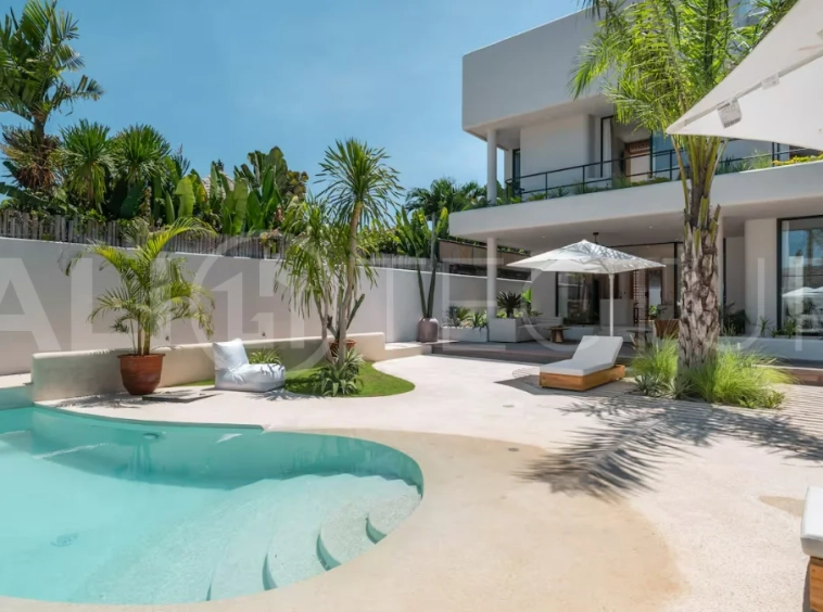 Luxury villa for sale in Canggu, featuring 590.8 m² of land, approximately 200 m² of building space, a lagoon shaped private swimming pool, tropical garden, modern interiors, private sauna, and a leasehold valid until May 2047 with an extension option.