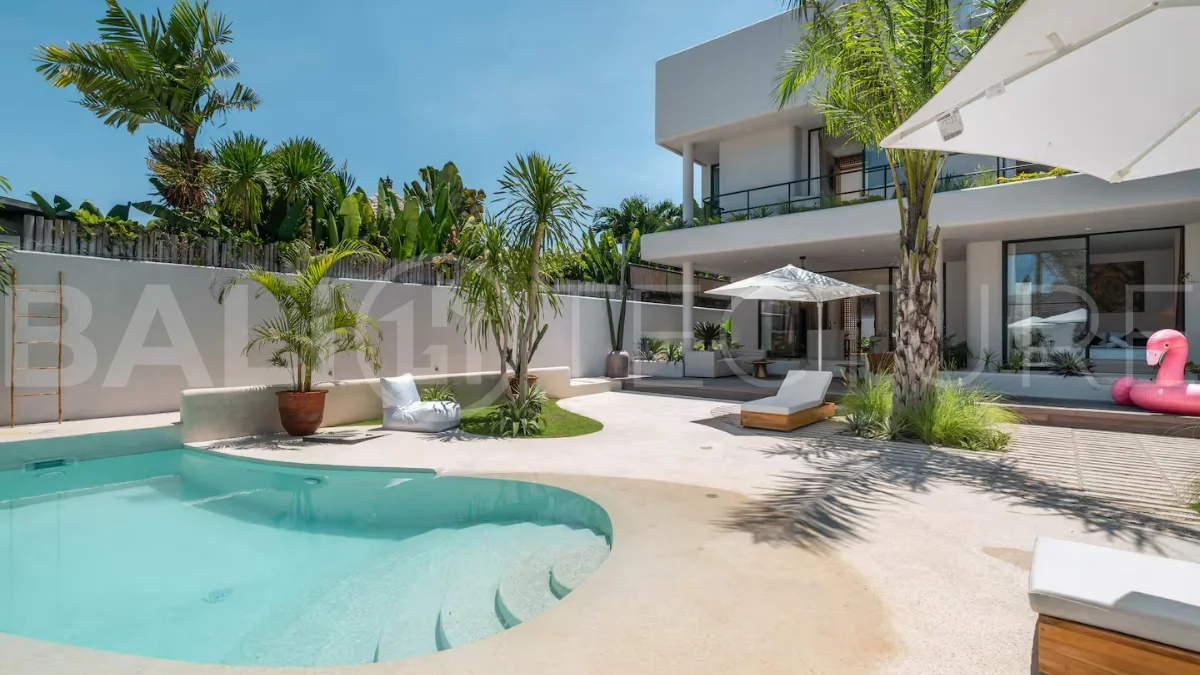 Luxury villa for sale in Canggu, featuring 590.8 m² of land, approximately 200 m² of building space, a lagoon shaped private swimming pool, tropical garden, modern interiors, private sauna, and a leasehold valid until May 2047 with an extension option.