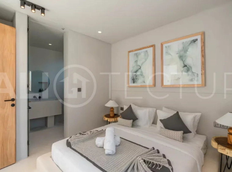 Luxury villa for sale in Canggu, featuring 590.8 m² of land, approximately 200 m² of building space, a lagoon shaped private swimming pool, tropical garden, modern interiors, private sauna, and a leasehold valid until May 2047 with an extension option.