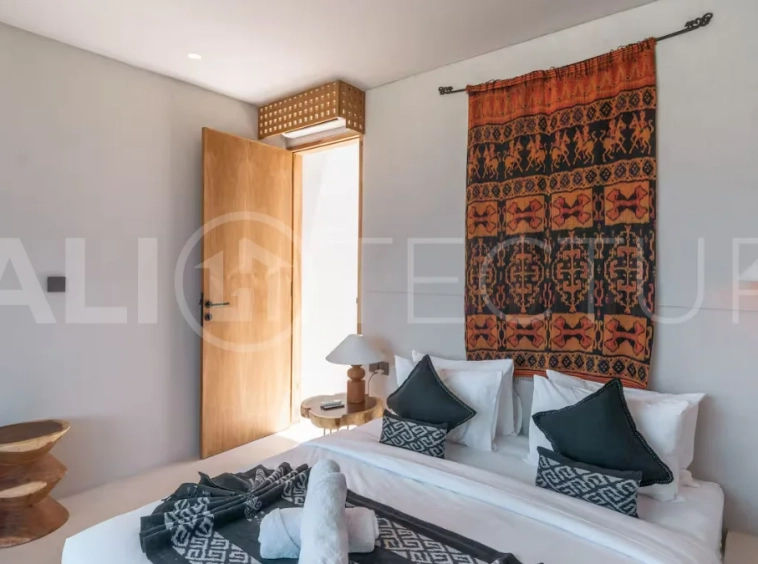 Luxury villa for sale in Canggu, featuring 590.8 m² of land, approximately 200 m² of building space, a lagoon shaped private swimming pool, tropical garden, modern interiors, private sauna, and a leasehold valid until May 2047 with an extension option.
