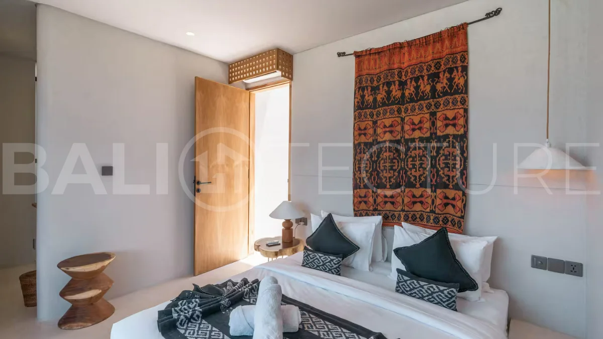 Luxury villa for sale in Canggu, featuring 590.8 m² of land, approximately 200 m² of building space, a lagoon shaped private swimming pool, tropical garden, modern interiors, private sauna, and a leasehold valid until May 2047 with an extension option.