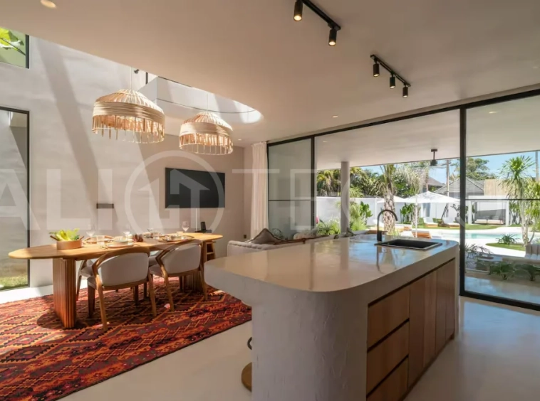 Luxury villa for sale in Canggu, featuring 590.8 m² of land, approximately 200 m² of building space, a lagoon shaped private swimming pool, tropical garden, modern interiors, private sauna, and a leasehold valid until May 2047 with an extension option.