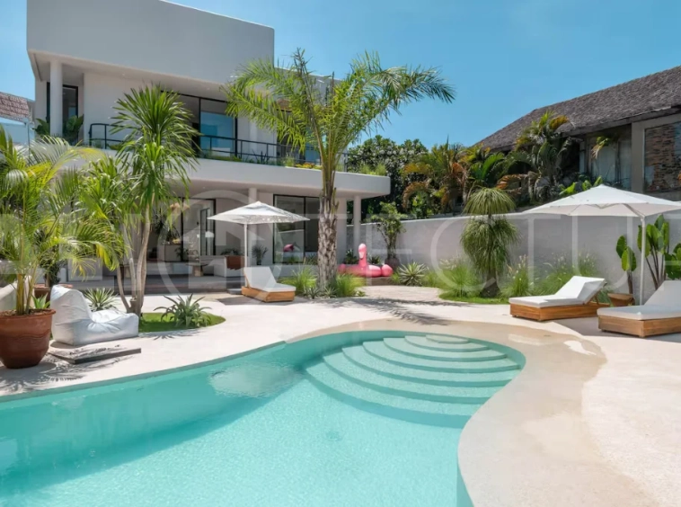 Luxury villa for sale in Canggu, featuring 590.8 m² of land, approximately 200 m² of building space, a lagoon shaped private swimming pool, tropical garden, modern interiors, private sauna, and a leasehold valid until May 2047 with an extension option.