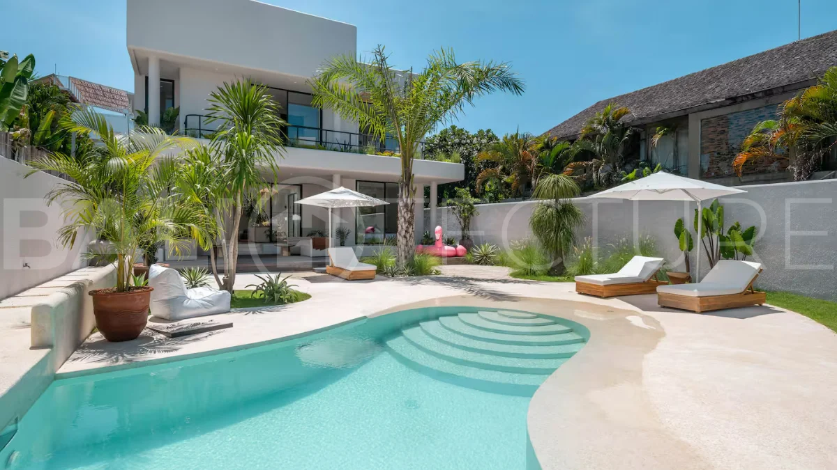 Luxury villa for sale in Canggu, featuring 590.8 m² of land, approximately 200 m² of building space, a lagoon shaped private swimming pool, tropical garden, modern interiors, private sauna, and a leasehold valid until May 2047 with an extension option.