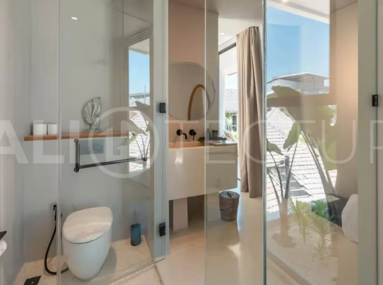 Luxury villa for sale in Canggu, featuring 590.8 m² of land, approximately 200 m² of building space, a lagoon shaped private swimming pool, tropical garden, modern interiors, private sauna, and a leasehold valid until May 2047 with an extension option.