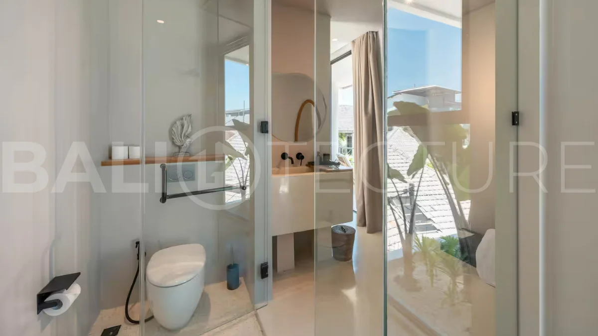 Luxury villa for sale in Canggu, featuring 590.8 m² of land, approximately 200 m² of building space, a lagoon shaped private swimming pool, tropical garden, modern interiors, private sauna, and a leasehold valid until May 2047 with an extension option.