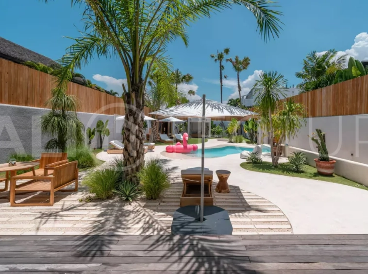 Luxury villa for sale in Canggu, featuring 590.8 m² of land, approximately 200 m² of building space, a lagoon shaped private swimming pool, tropical garden, modern interiors, private sauna, and a leasehold valid until May 2047 with an extension option.